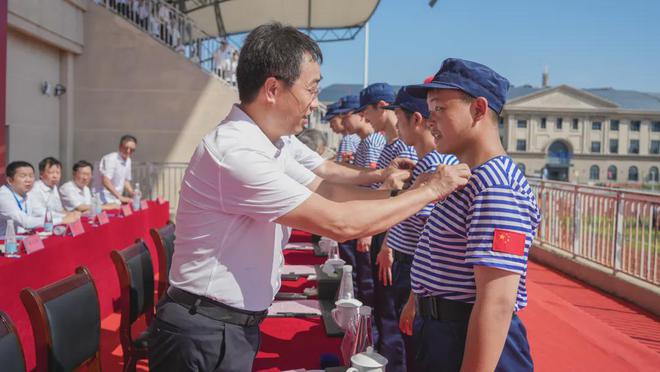 Im体育网站：唐山海运职业学院举行2024年新生开学典礼暨军训开营仪式(图4)