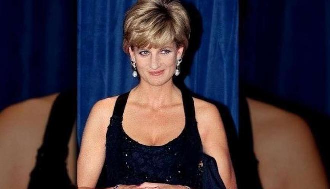 Im（中国体育）：1996年戴安娜王妃离婚后特朗普疯狂追求每天空运鲜花高调示爱(图3)