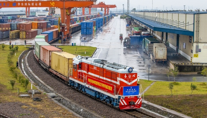 Im体育网站：【央广时评】中欧班列开行“10万+”澎湃经贸合作新动能(图2)