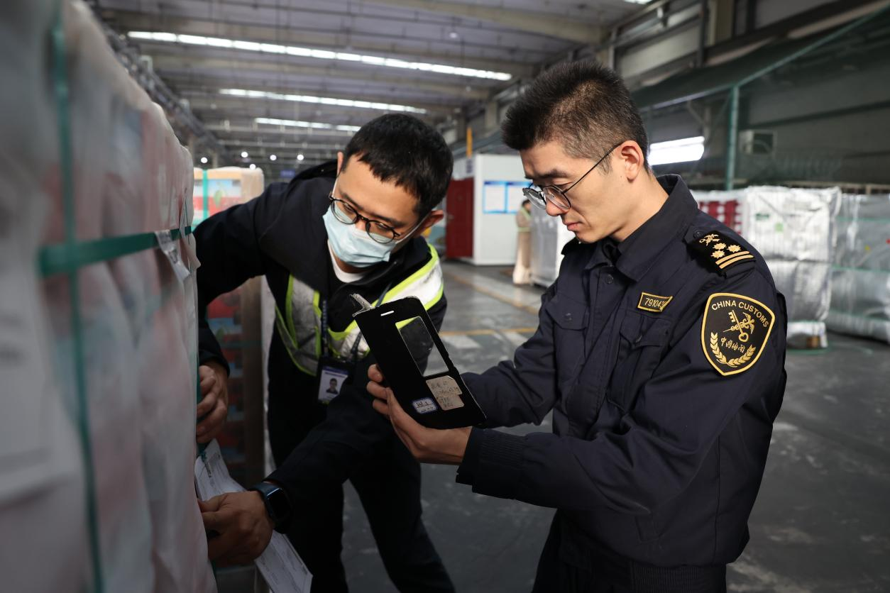 Im（中国体育）：开辟绿色通道提供高效服务！成都迎来2024产季单批最大货量智利进口车厘子(图2)