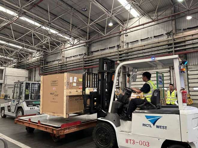 Im（中国体育）：活力中国调研行 跨境电商高速增长上海浦东机场、洋山港货运效率再升级(图1)