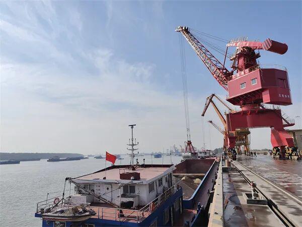 Im体育网站：打通砂石江海运输通道！欢迎芜湖裕溪口汇隆港中洋港成为2025东海论坛分会协办单位！(图2)