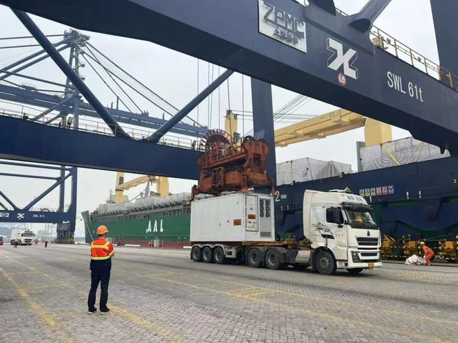 Im（中国体育）：“出海高速公路”！全球首个集装箱锂电池海运指南在厦门(图1)