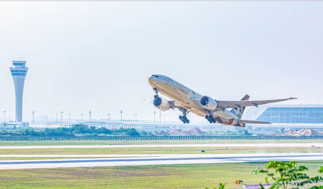 翼展宏图行稳致远鄂州花湖国际机场2025年发展纪实(图1)